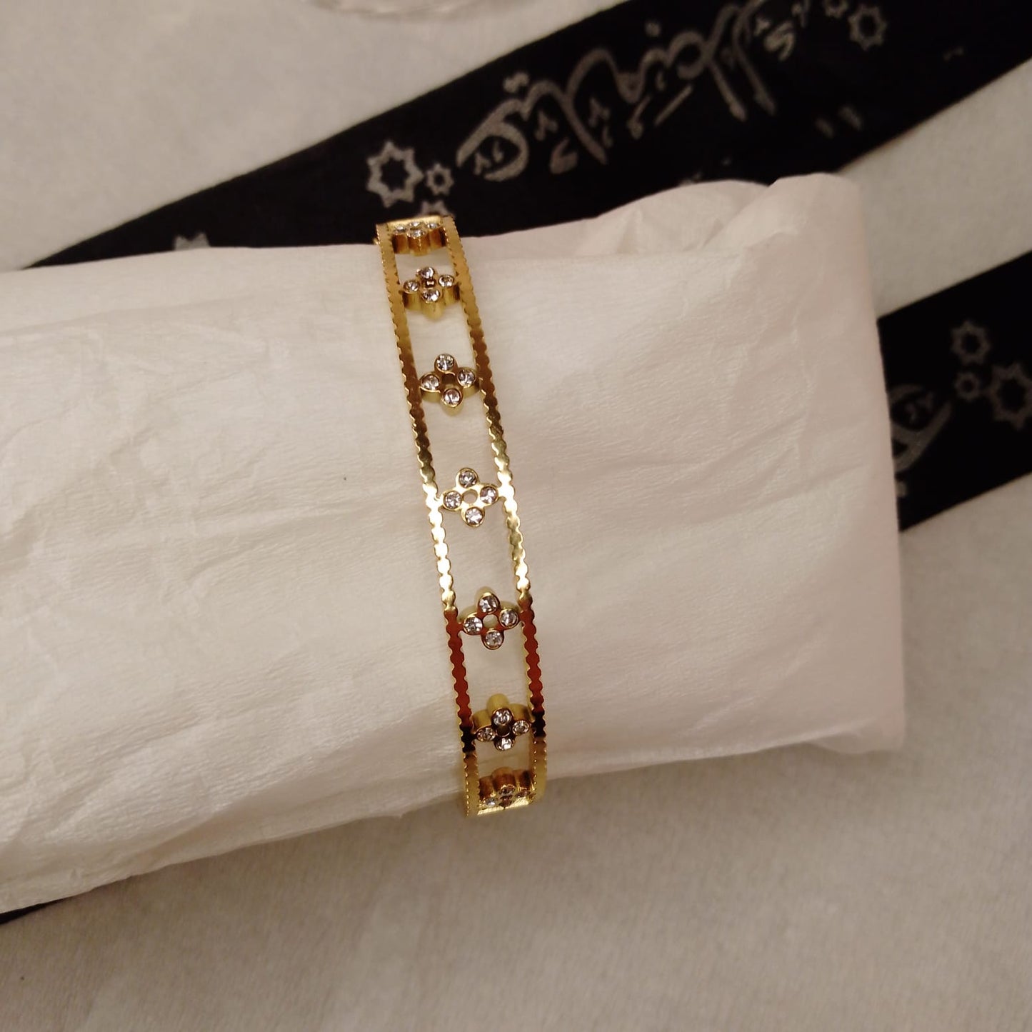 Royal Clover Handcuff