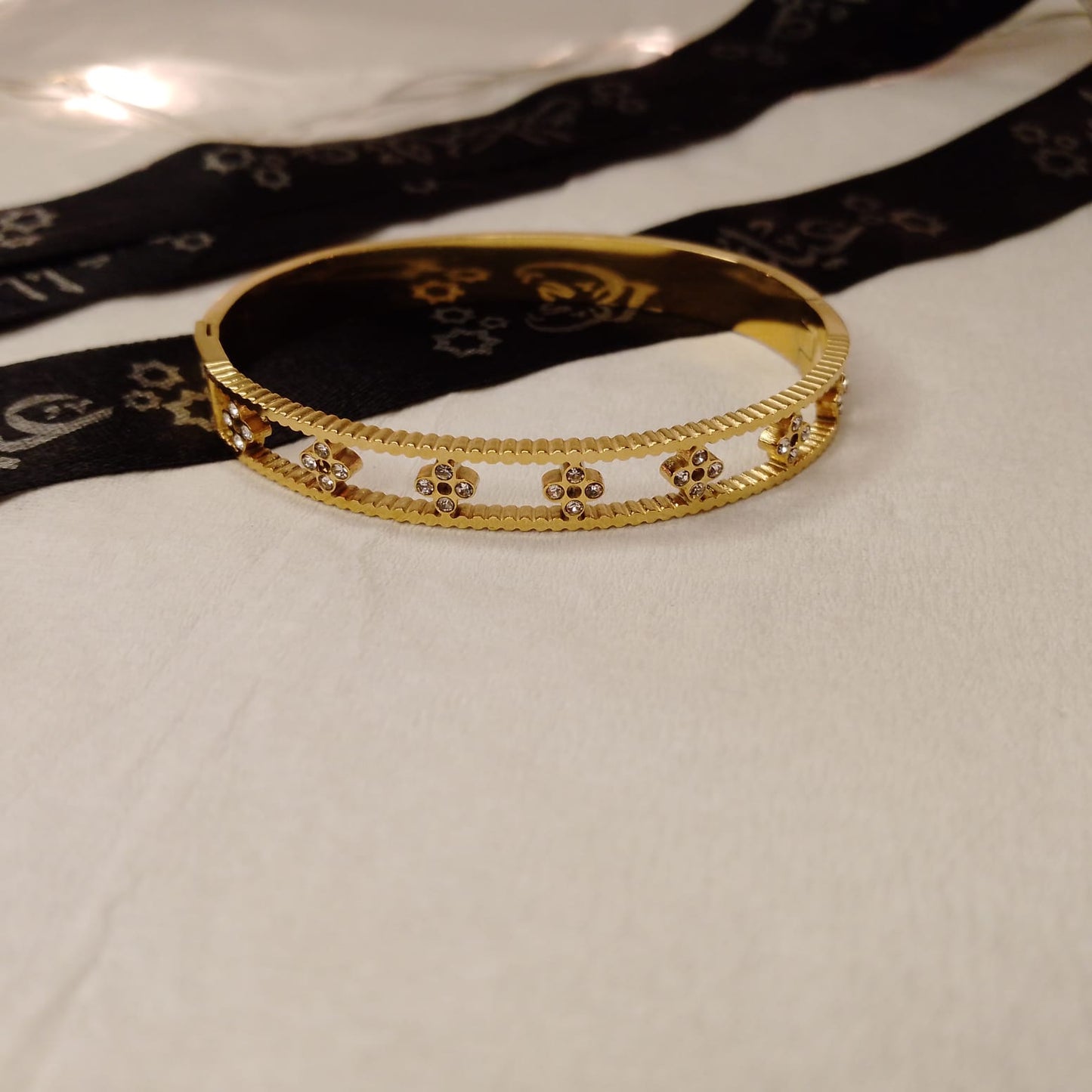 Royal Clover Handcuff