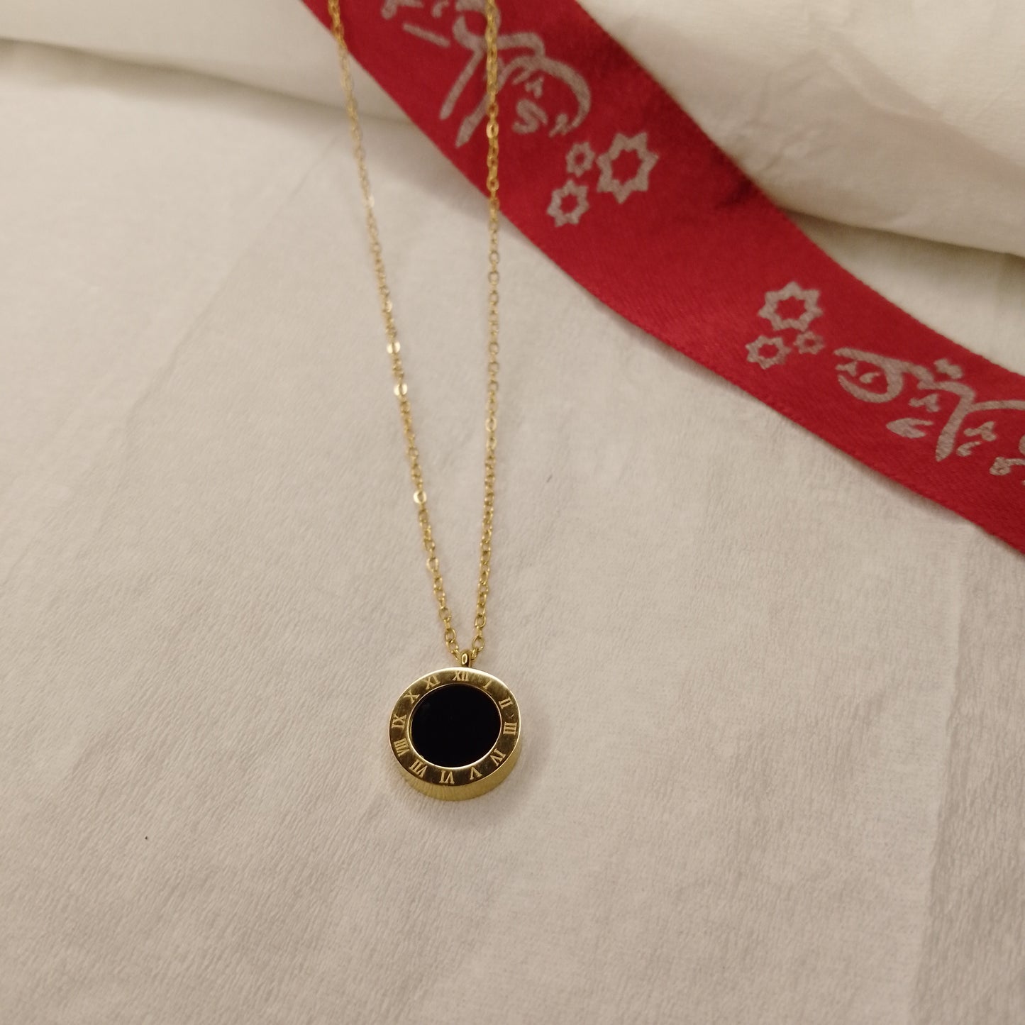 Round black and white pendant