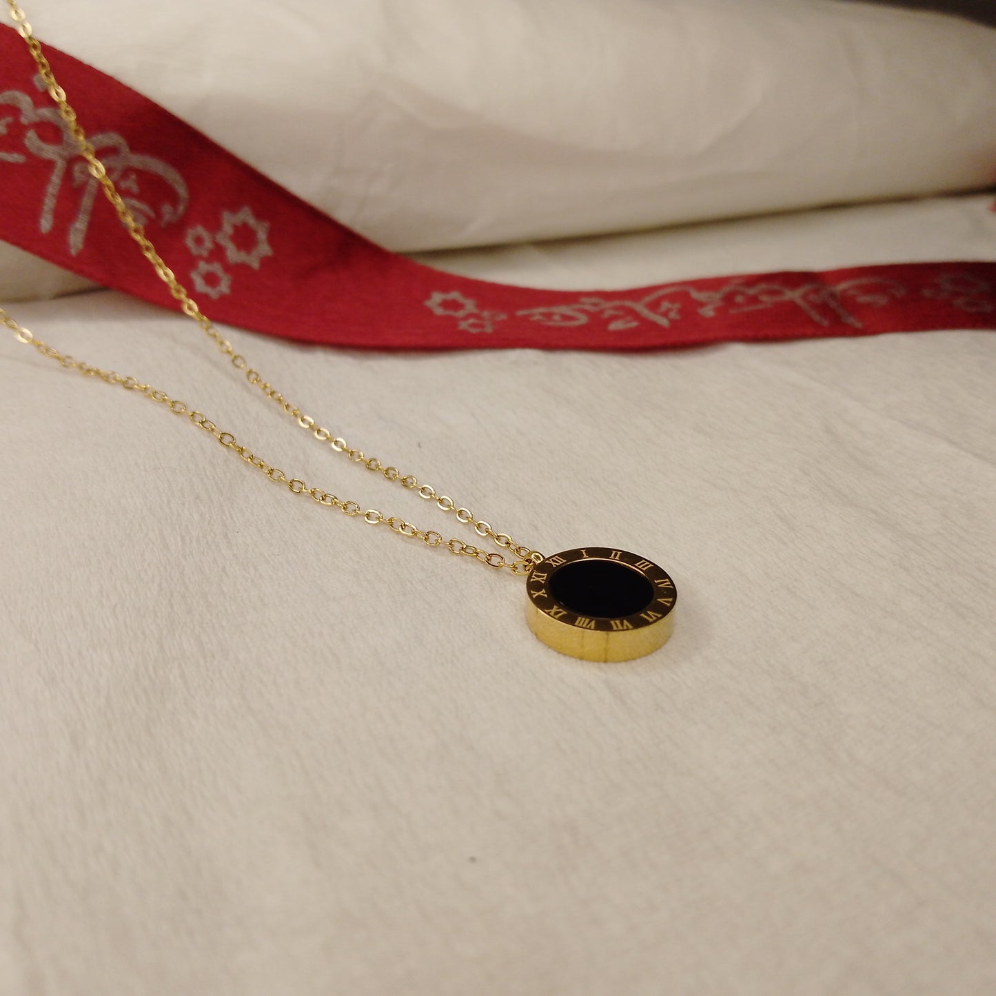 Round black and white pendant