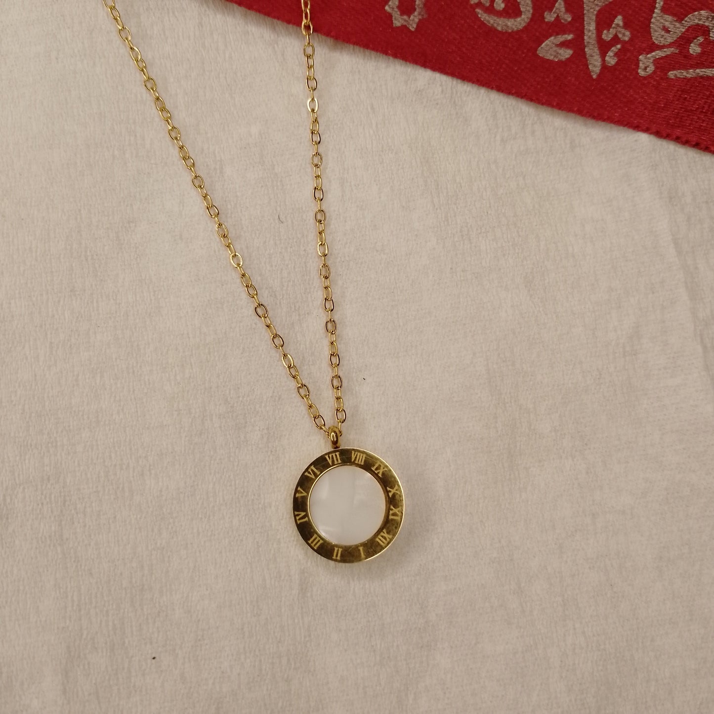 Round black and white pendant