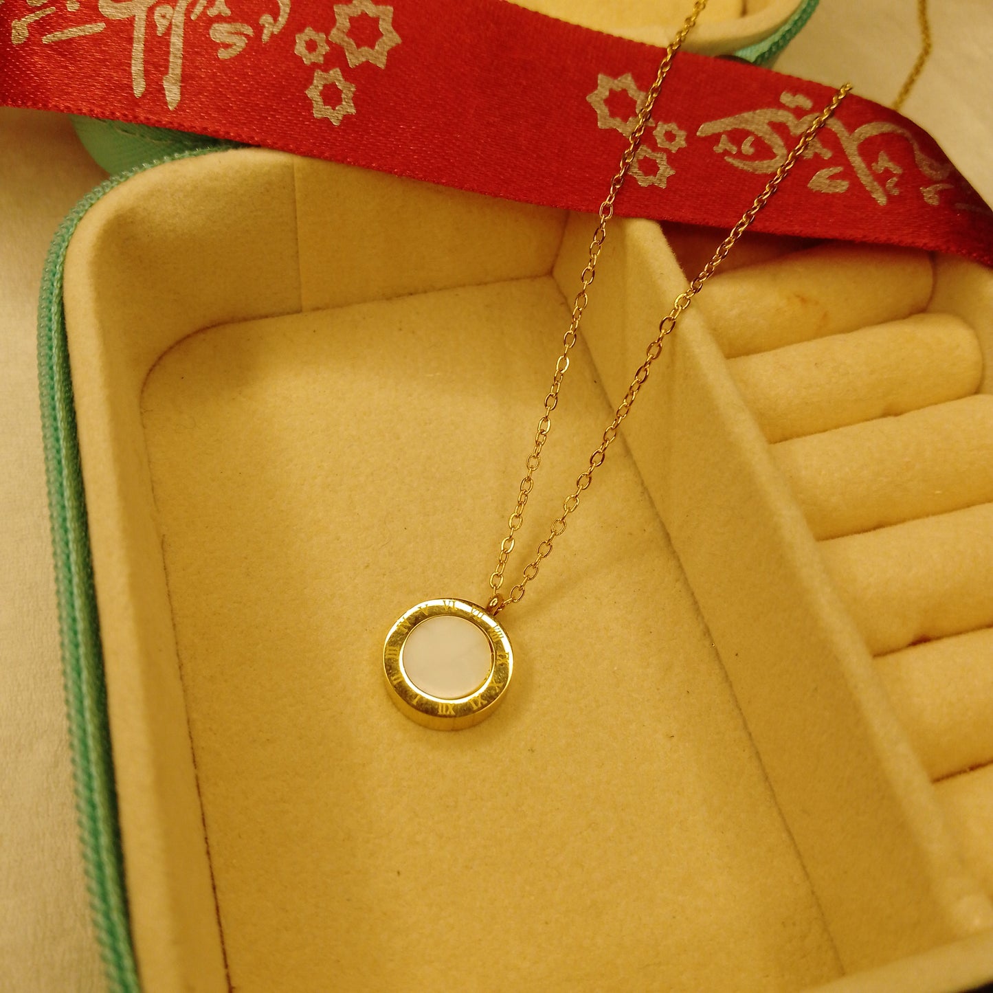 Round black and white pendant