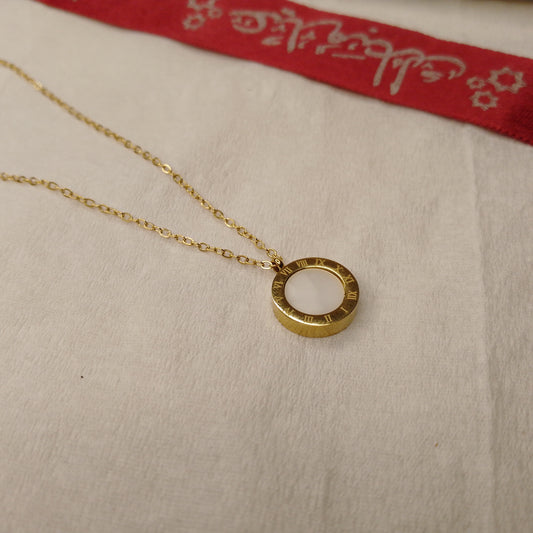 Round black and white pendant